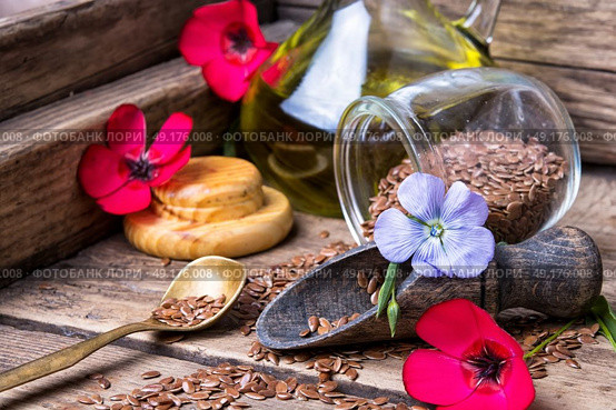 Flowers flax and linseed. Flax seeds,flax flowers red and blue on a wooden retro background. Стоковое фото, агентство Ingram Publishing / Фотобанк Лори