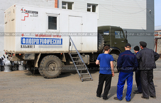 Флюорография приехала на машзавод (2012 год). Редакционное фото, фотограф Анатолий Матвейчук / Фотобанк Лори