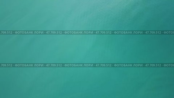 Flying over tropical sea water surface, top view. Стоковое видео, видеограф Михаил Коханчиков / Фотобанк Лори