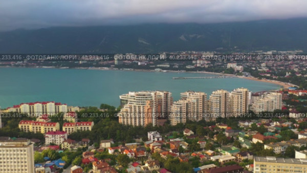 Flying Toward Modern Buildings District In Sea Bay. Стоковое видео, видеограф Кирилл Трифонов / Фотобанк Лори