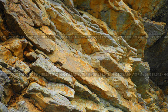 Flysch is a series of marine sedimentary rocks that are predominantly clastic in origin and are characterized by the alternation of several lithological layers. Balkans, Montenegro Herceg Novi Meljine (2022 год). Стоковое фото, фотограф Юлия Петровская / Фотобанк Лори