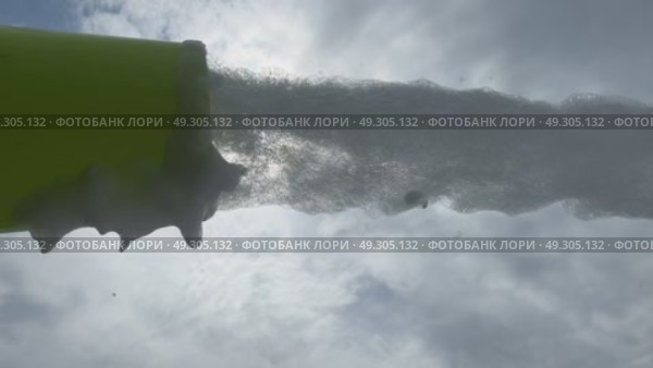 Foam cannon on the background of the sky with clouds. White foam flies out onto the playground for the celebration. Стоковое видео, видеограф Darya Komarova / Фотобанк Лори