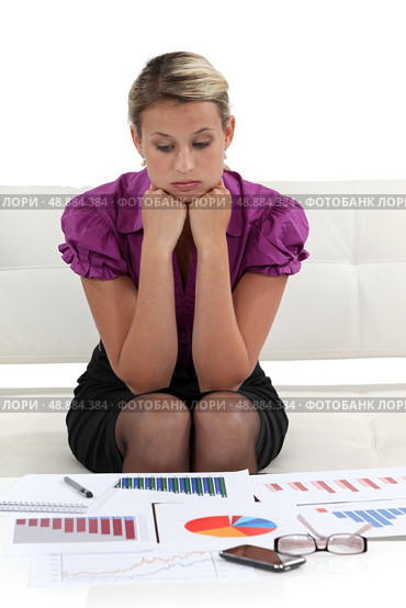 focused businesswoman analysing statistics. Стоковое фото, агентство Ingram Publishing / Фотобанк Лори