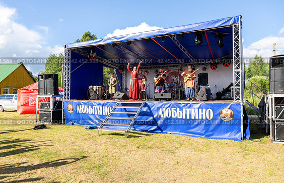 Folk rock group Skolot performs at the historical festival of culture and life "Slavic Coast" (2022 год). Редакционное фото, фотограф FotograFF / Фотобанк Лори