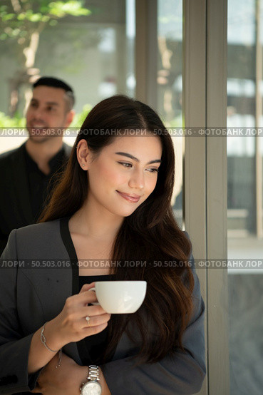 Following the meeting, the new generation of entrepreneurs takes a break. To unwind in the relaxation room with hot coffee to boost energy. Стоковое фото, агентство Ingram Publishing / Фотобанк Лори