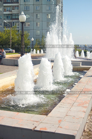 Фонтан на улице Копылова. Красноярск (2009 год). Редакционное фото, фотограф Типляшина Евгения / Фотобанк Лори