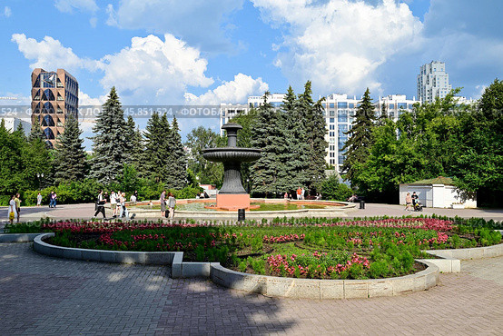 Фонтан в Дендрарии. Город Екатеринбург (2024 год). Стоковое фото, фотограф Александр Тараканов / Фотобанк Лори