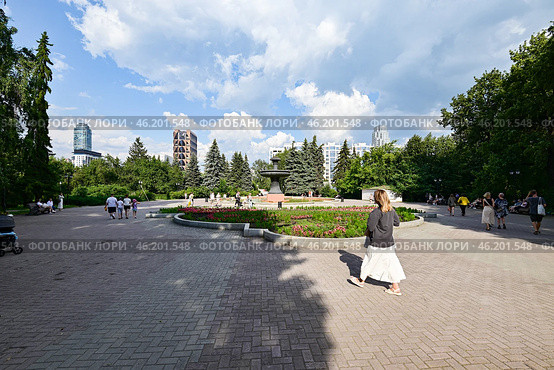 Фонтан в Дендрарии. Город Екатеринбург (2024 год). Стоковое фото, фотограф Александр Тараканов / Фотобанк Лори