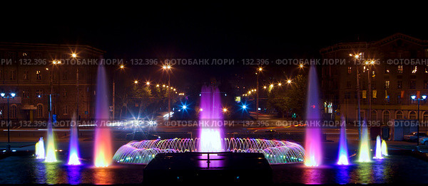 Фонтан в Новосибирске ночью (2007 год). Редакционное фото, фотограф Дмитрий Ощепков / Фотобанк Лори