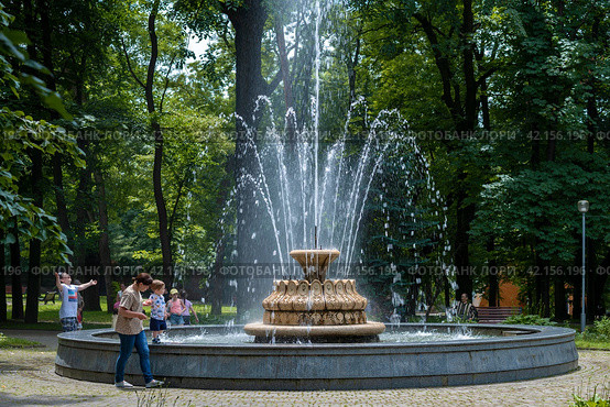 Фонтан в парке имени Коста Хетагурова июньским днем.  Владикавказ (2023 год). Редакционное фото, фотограф Виктор Карасев / Фотобанк Лори