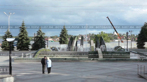 Фонтан в парке на улице Горошникова, город Нижний Тагил (2015 год). Редакционное видео, видеограф Кекяляйнен Андрей / Фотобанк Лори