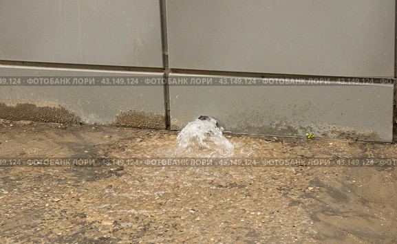 Фонтан воды бьющий из стена здания. Липецк. (2024 год). Редакционное фото, фотограф Евгений Будюкин / Фотобанк Лори