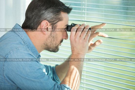 fool man with a binoculars. Стоковое фото, агентство Ingram Publishing / Фотобанк Лори