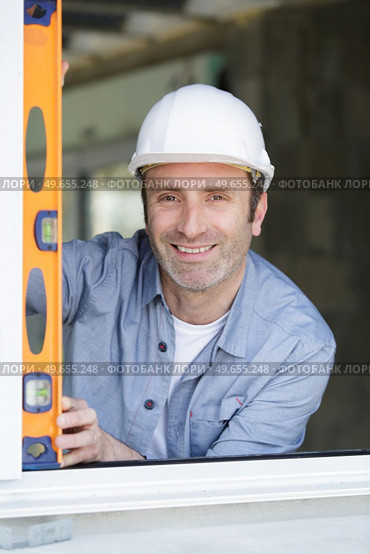 foreman checking accuracy with level. Стоковое фото, агентство Ingram Publishing / Фотобанк Лори