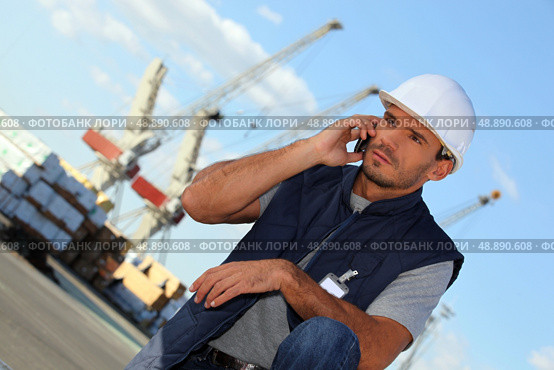 foreman on the phone in construction site. Стоковое фото, агентство Ingram Publishing / Фотобанк Лори