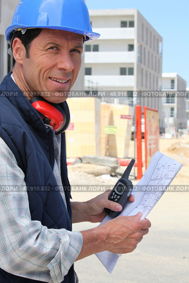 Foreman overseeing construction. Стоковое фото, агентство Ingram Publishing / Фотобанк Лори