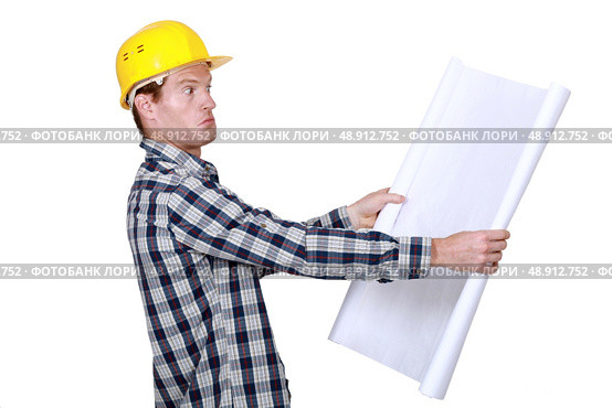 Foreman unsure about building plans. Стоковое фото, агентство Ingram Publishing / Фотобанк Лори