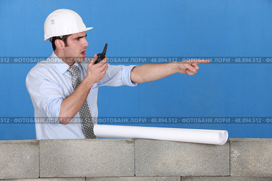 Foreman with a walkie talkie. Стоковое фото, агентство Ingram Publishing / Фотобанк Лори