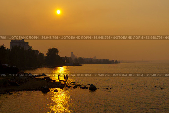 Forest fires smog enveloped Onego lakeside of Petrozavodsk city in summer day. Стоковое фото, фотограф Sergei Gorin / Фотобанк Лори