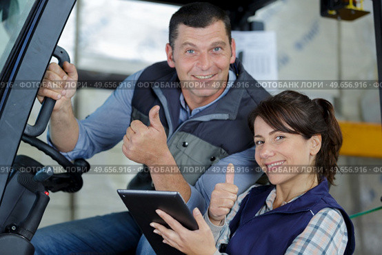 forklift driver and female supervisor showing thumbs up. Стоковое фото, агентство Ingram Publishing / Фотобанк Лори