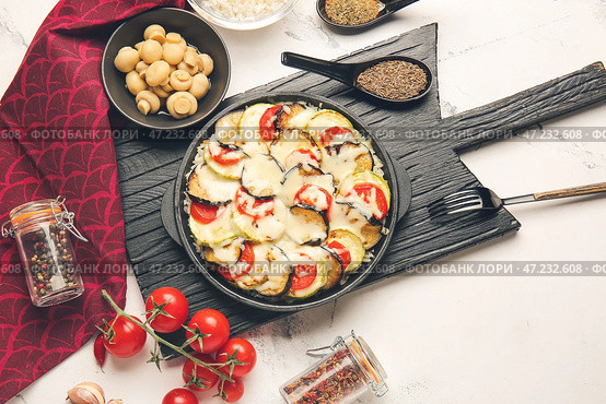 Форма для запекания с вкусной рисовой запеканкой на столе. Стоковое фото, фотограф Pixel_shot / Фотобанк Лори