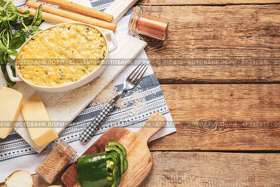 Форма для запекания с вкусной рисовой запеканкой на столе. Стоковое фото, фотограф Pixel_shot / Фотобанк Лори