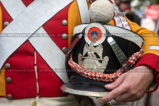 Форма солдата французской армии 1812 года во время военной реконструкции в городе Москве, Россия (2024 год). Редакционное фото, фотограф Николай Винокуров / Фотобанк Лори