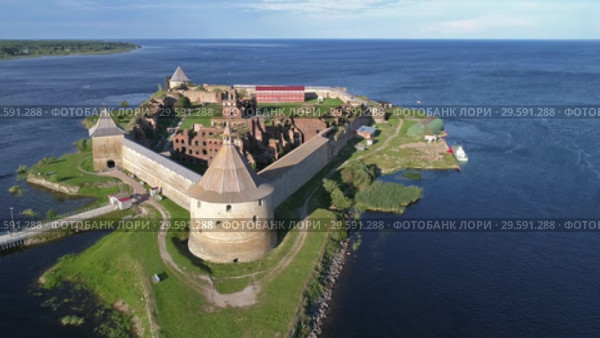 Fortress Oreshek on island in Neva river (2018 год). Стоковое видео, видеограф Михаил Коханчиков / Фотобанк Лори