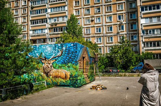 Фотограф фотографирует художника который красит стену (2020 год). Редакционное фото, фотограф Илья Старков / Фотобанк Лори