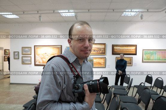 Фотохудожник Сергей Яворский на открытии юбилейной выставки Владимира Полтавского в Балашихинской галереи (2023 год). Редакционное фото, фотограф Дмитрий Неумоин / Фотобанк Лори