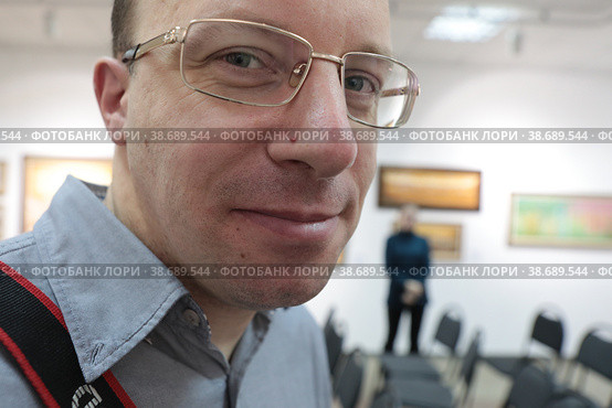 Фотохудожник Сергей Яворский на открытии юбилейной выставки Владимира Полтавского в Балашихинской галереи (2023 год). Редакционное фото, фотограф Дмитрий Неумоин / Фотобанк Лори