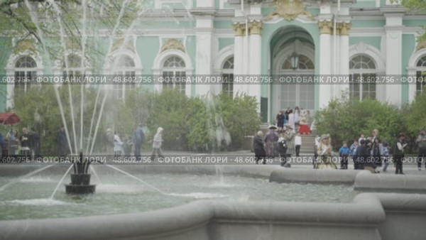 Fountain in front of the western facade of the Winter Palace, the Hermitage. Редакционное видео, видеограф Ирина Мойсеева / Фотобанк Лори