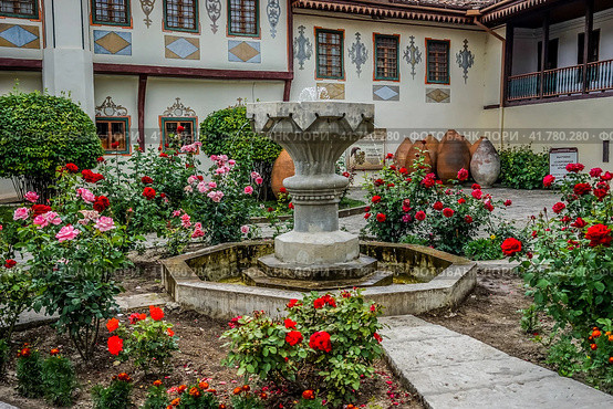 Fountain in the Khan's Palace. Bakhchisaray, Crimea (2016 год). Редакционное фото, фотограф Виктория Кольцова / Фотобанк Лори