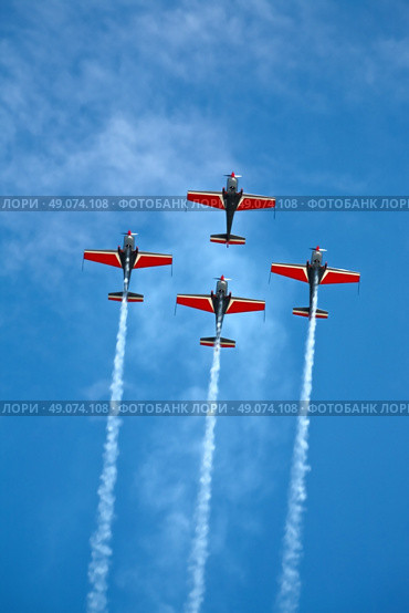 four airplanes in formation on airshow. Стоковое фото, агентство Ingram Publishing / Фотобанк Лори