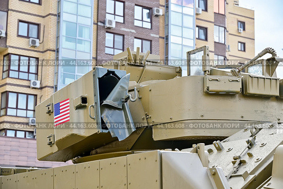 Фрагмент американской БМП W2A2 «BRADLEY». Часть вывернутой брони после взрыва внутри БМП. Передвижная выставка трофейной техники НАТО "Сила v правде- гордость и победа" (2024 год). Редакционное фото, фотограф Александр Тараканов / Фотобанк Лори
