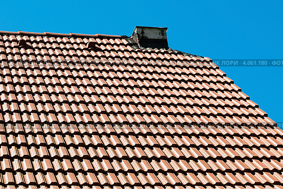 Фрагмент крыши дома на фоне голубого неба. Стоковое фото, фотограф Игорь Низов / Фотобанк Лори
