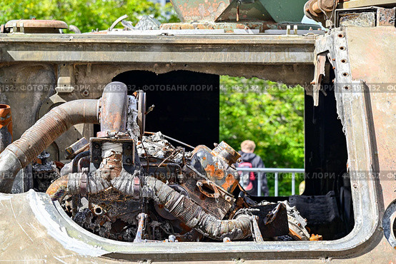 Фрагмент моторного отделения сгоревшего американского бронетранспортера M113 A2. Выставка трофейной техники из зоны СВО. Город Тюмень (2024 год). Редакционное фото, фотограф Александр Тараканов / Фотобанк Лори