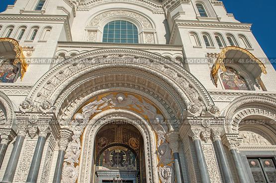 Fragments of facade decor with stucco and mosaics of the St. Nicholas Cathedral in Kronstadt. Main entrance, bars decorated with St. George's ribbons (2015 год). Стоковое фото, фотограф Оксана Медведева / Фотобанк Лори