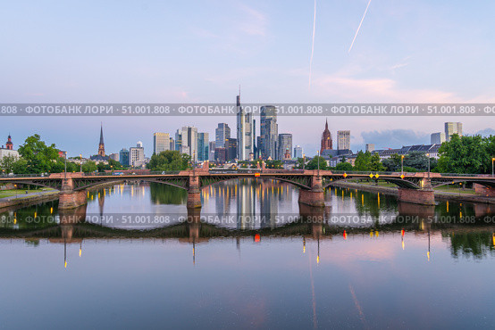 Frankfurt am Main Downtown City Skyline at Morning Twilight. Hesse, Germany. Стоковое фото, фотограф Максим Забаровский / Фотобанк Лори