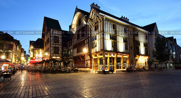 Франция. Шампань. Город Труа (Troyes). Квартал фахверковых домов (2016 год). Редакционное фото, фотограф Татьяна Лата / Фотобанк Лори