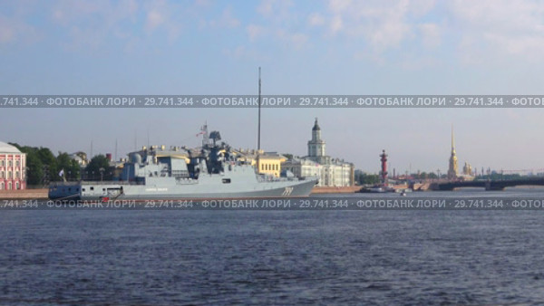 Фрегат "Адмирал Макаров" в акватории Невы. Подготовка ко Дню ВМФ, Санкт-Петербург (2018 год). Редакционное видео, видеограф Виктор Карасев / Фотобанк Лори