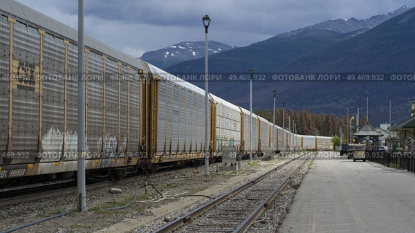 Freight train on tracks, Jasper National Park, Jasper, Alberta, Canada. Стоковое фото, агентство Ingram Publishing / Фотобанк Лори
