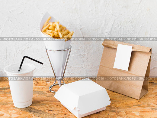 french fries disposal cup food parcel wooden surface. Стоковое фото, агентство Ingram Publishing / Фотобанк Лори