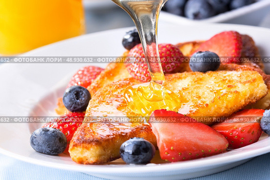 french toasts with fresh berries and pouring honey. Стоковое фото, агентство Ingram Publishing / Фотобанк Лори