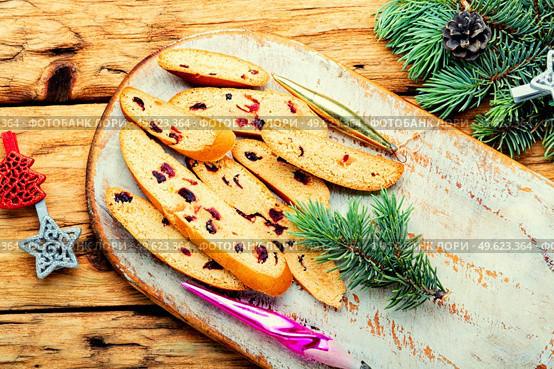 Fresh biscotti cookies with dried cranberries.Cantuccini, christmas food on wooden table. Italian biscotti cookies. Стоковое фото, агентство Ingram Publishing / Фотобанк Лори