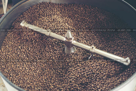 fresh coffee beans in roast machine, arabica roasted coffee ,vintage filter image. Стоковое фото, агентство Ingram Publishing / Фотобанк Лори