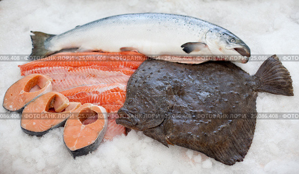 Fresh fish on ice. Raw whole salmon, slices of red fish and whole flatfish (brill) on ice. Стоковое фото, фотограф Алексей Забусик / Фотобанк Лори