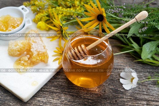 fresh honey in jar with honeycombs on rustic background close up. fresh honey with honeycombs. Стоковое фото, агентство Ingram Publishing / Фотобанк Лори