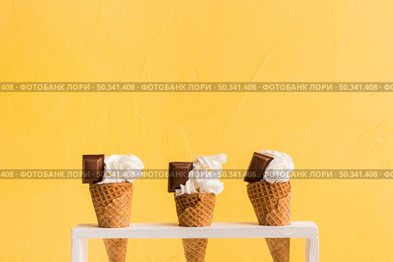 fresh ice cream scoop cones with chocolate. Стоковое фото, агентство Ingram Publishing / Фотобанк Лори