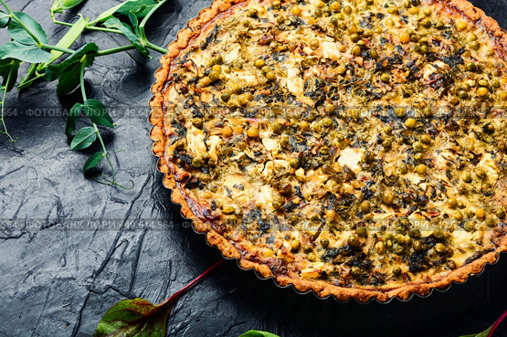 Fresh pie with chard, feta cheese and green peas. Pie with herbs, proper nutrition.. Open pie with chard and peas. Стоковое фото, агентство Ingram Publishing / Фотобанк Лори